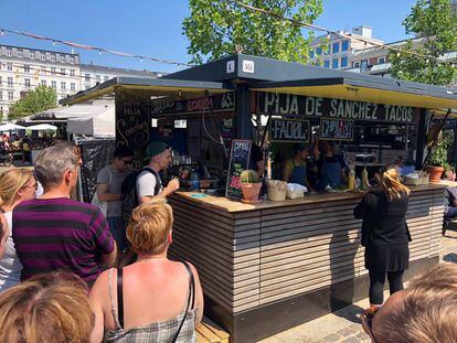 LARGAS COLAS EN EL MERCADO DE TORVEHALLERNE AL AIRE LIBRE EN COPENHAGUE / CAPEL