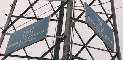 Logos de REE, en un poste eléctrico.