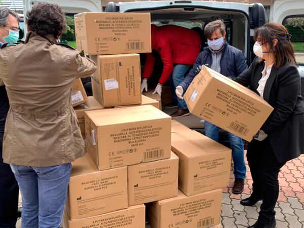 Llegada de las primeras 100.000 mascarillas a Pozuelo de Alarcón. AYUNTAMIENTO