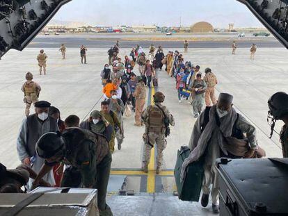 Un grupo de repatriados españoles sube al avión A400M enviado por el Gobierno de España para evacuarlos de Kabul (Afganistán). 