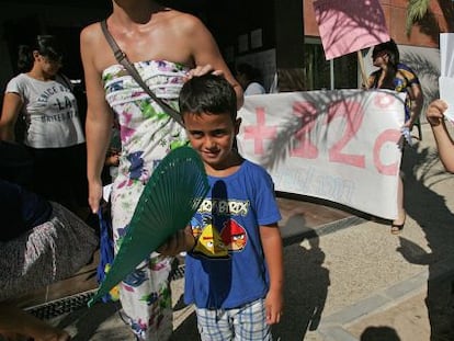 Los alumnos del colegio Clara Campoamor de Elche han acudido al centro con abanicos a modo de protesta.