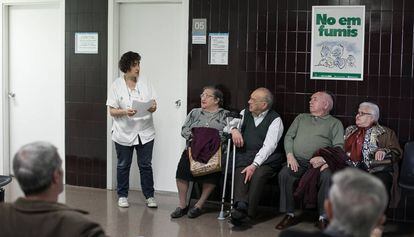 Un grupo de pacientes aguardan en la sala de espera de un ambulatorio de La Mina de Sant Adri&agrave; del Bes&ograve;s.