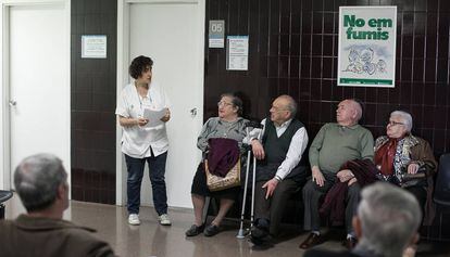 Un grupo de pacientes aguardan en la sala de espera de un ambulatorio de La Mina de Sant Adrià del Besòs.