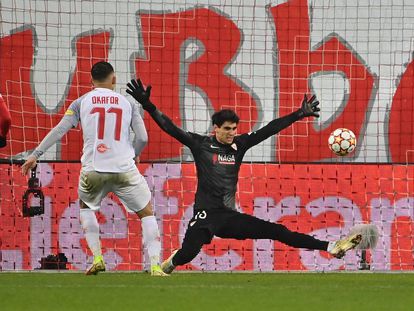 Okafor hace el gol del triunfo del Salzburgo ante el Sevilla.