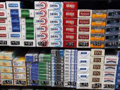 En la imagen, diversas marcas de tabaco con sus precios en un estanco. 