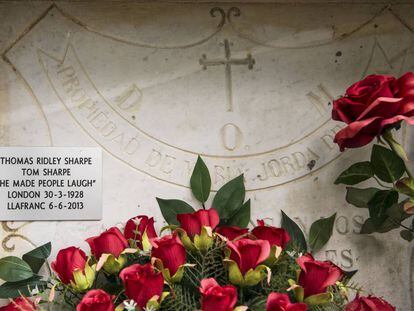 Làpida del nínxol de Tom Sharpe al cementiri de Mieres.