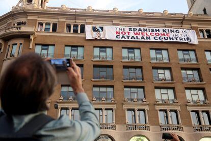 Pancarta en contra del Rei a la façana d'un edifici de la plaça de Catalunya.