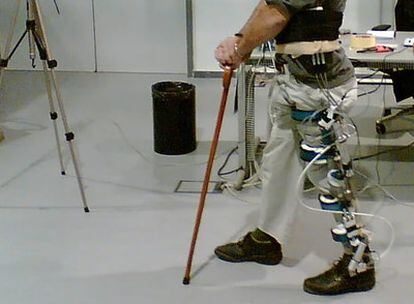 Un paciente porta el exoesqueleto del Grupo de Bioingeniería.