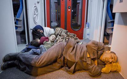 Una familia de migrantes duerme en un tren en la estación de Beli Manastir, cerca de la frontera de Croacia con Hungría.