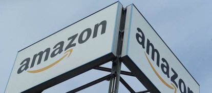Logo de Amazon en uno de sus centros logísticos.