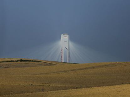 Torre de una planta solar de Abengoa. 