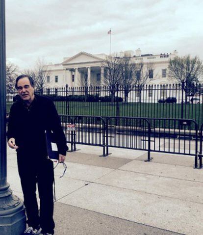Oliver Stone frente a la Casa Blanca.