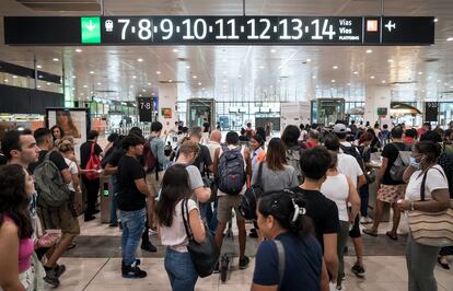 Los primeros pasajeros acceden a los andenes tras finalizar la avería en la estación de Sants.
