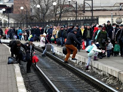 Cientos de personas intentan abandonar Ucrania desde la estación central de Lviv.