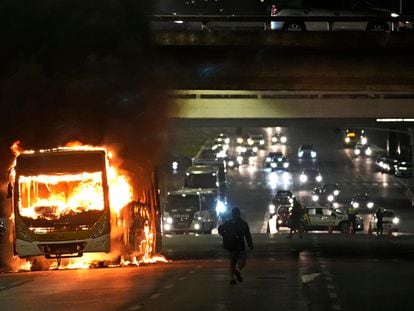 Seguidores de Jair Bolsonaro incendian vehículos en Brasilia la tarde de este lunes.
