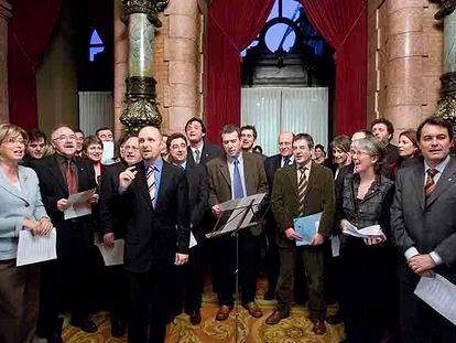 Un grupo de diputados canta villancicos, ayer, tras la sesión de control al Gobierno.