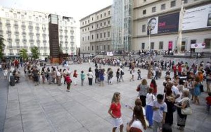 Colas kilométricas en la plaza de Sánchez Bustillo para contemplar la exposición sobre Dalí en el Reina Sofía.