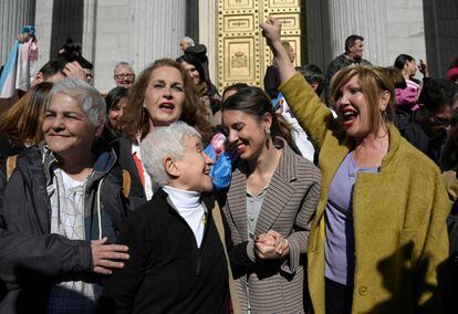 La ministra de igualdad, Irene Montero, celebraba ayer con activistas del colectivo LGTBI, entre ellas Carla Antonelli y Boti García, la aprobación de la ley trans a las puertas del Congreso de los Diputados.