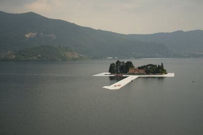 El <a href="https://visitlakeiseo.info/" target="_blank">Monte Isola</a> se eleva cuatrocientos metros sobre las agua del lago Iseo, en Lombardía, al norte de Italia. En el verano de 2016 fue escenario de la intervención artística 'Floating piers' (muelles flotantes) de Christo y Jeanne-Claude, una alucinante pasarela efímera de color naranja que conectaba Monte Isola y otras islas del lago con los pueblos de las orillas. En esta isla sin coches se celebra cada cinco años la fiesta de la Santa Croce, en la que los habitantes de la localidad de Carzano cubren los caminos y las calles con cientos de miles de coloridas flores de papel.