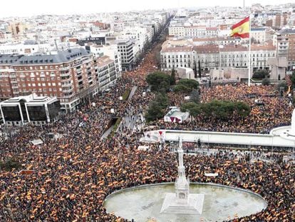 Imagen de la protesta en la plaza de Colón. En vídeo, decenas de miles de personas se concentran en Madrid por la unidad de España.