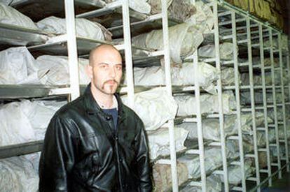 Zlatan Sabanovic, junto a las estanterías donde se almacenan los restos de los cadáveres encontrados.
