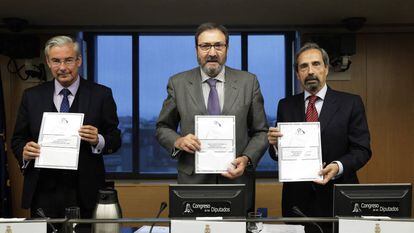 Jaime Rodr&iacute;guez-Arana, Fernando Sanz y Pedro Bofill con el informe sobre la reforma de la Constituci&oacute;n.