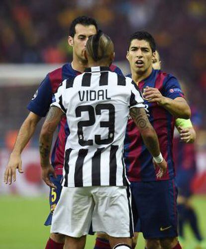 Vidal discute con Busquets y Suárez.