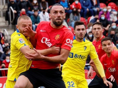 El delantero del Mallorca Vedat Muriqi (C) durante el partido de la vigésimo tercera jornada de Liga que el Mallorca y el Cádiz (2-1) disputaron el pasado sábado.