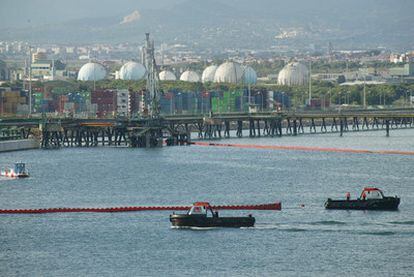 Varios barcos colocan barreras de contención en la desembocadura del río Francoli en la zona portuaria de Tarragona.