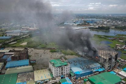 Un incendio en una fábrica de alimentos en Bangladesh.
