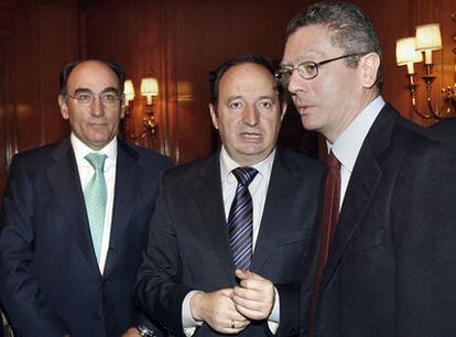 De izquierda a derecha, el presidente de Iberdrola, Ignacio Sánchez Galán; el presidente de La Rioja, Pedro Sanz y el alcalde de Madrid, Alberto Ruiz-Gallardón, durante una conferencia en enero del año pasado.