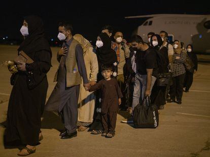 Los primeros refugiados evacuados de Afganistán bajaban del avión, el jueves 19, en la base de Torrejón de Ardoz (Madrid).
