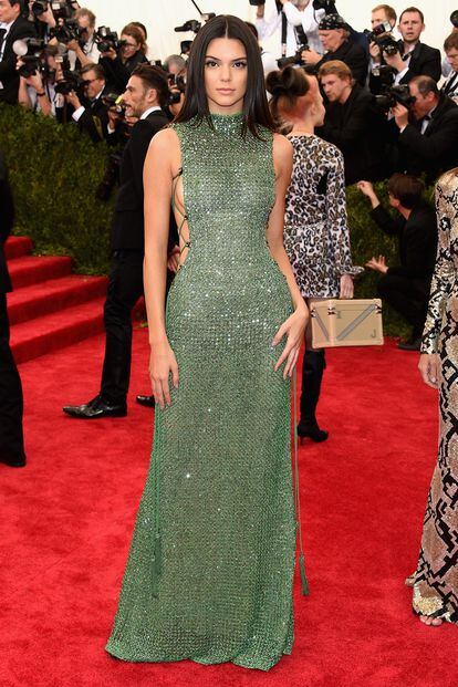 Kendall Jenner apostó por la lazada lateral de este brillante vestido verde de Calvin Klein.