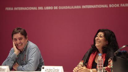 Luis García Montero y Almudena Grandes en la FIL de Guadalajara en 2017.