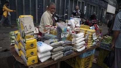 Inflación en Venezuela: Un vendedor callejero con los precios de los productos en dólares, en Caracas