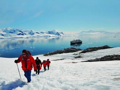 Excursión a pie desde un barco de crucero atracado en la bahía Paraíso, en la península Antártica. 