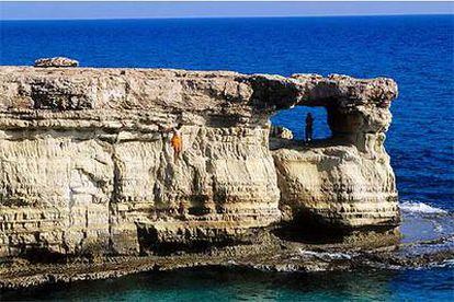 Cuevas formadas por la erosión del agua marina en el parque nacional de Cabo Greco, en el sureste de Chipre.