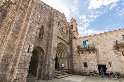 Pórtico del monasterio cisterciense de Santa María de Armenteira (Pontevedra).