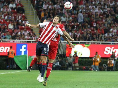 Fierro compite contra Salinas por un bal&oacute;n