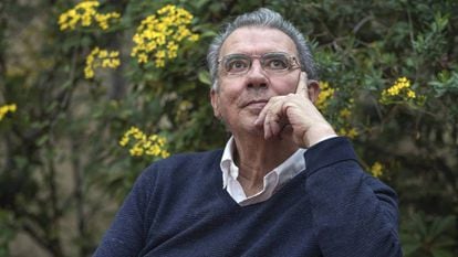 El escritor colombiano Darío Jaramillo en la sede de la editorial Pre-Textos, en Valencia.