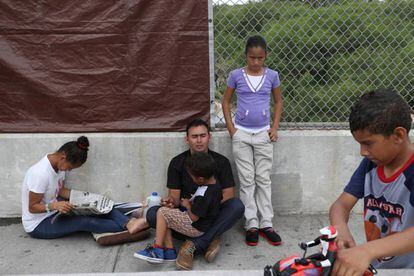 Una familia hondureña en el mexicano puente Brownsville-Matamoros luego de que les denegaran el paso a Texas.
