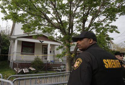 Vista general de la casa donde permanecieron secuestradas durante diez años tres chicas en Cleveland (EE UU).