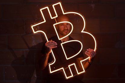 El podcaster Pau Ninja posa con una figura de Bitcoin.