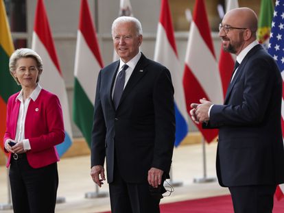 El presidente de EE UU, Joe Biden, entre la presidenta de la Comisión Europea, Ursula Von der Leyen, y el presidente del Consejo Europeo, Charles Michel, en Bruselas.