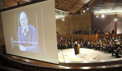 Homenaje a José Ramón Recalde en el auditorio de la Universidad de Deusto, en San Sebastián.