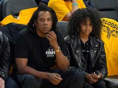 El rapero Jay-Z junto a su hija Blue Ivy Carter, en un partido de baloncesto entre los Boston Celtics y los Golden State Warriors, en San Francisco el 13 de junio de 2022.