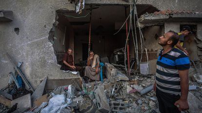 Una familia palestina, el martes en Gaza.