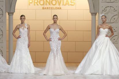 Karolina Kurkova desfila con uno de los trajes de Pronovias.