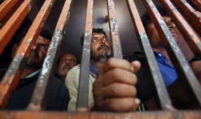 Pescadores indios detenidos por faenar en aguas paquistaníes, en una comisaría de policía en Karachi (Pakistán).