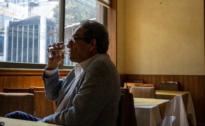 Sergio Aguayo en un café de Ciudad de México. 